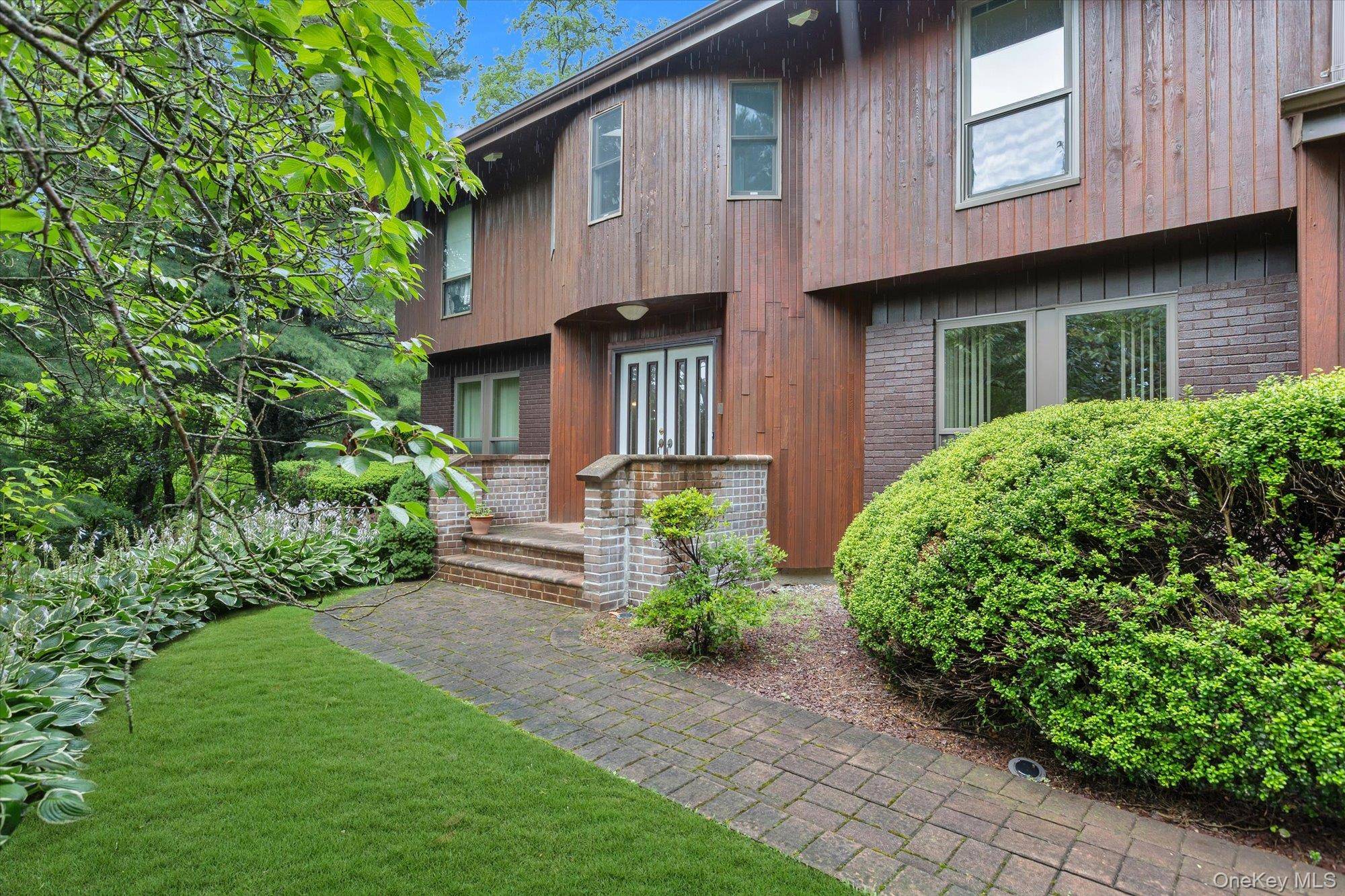 17 Calumet DR, Dix Hills, NY 11746
