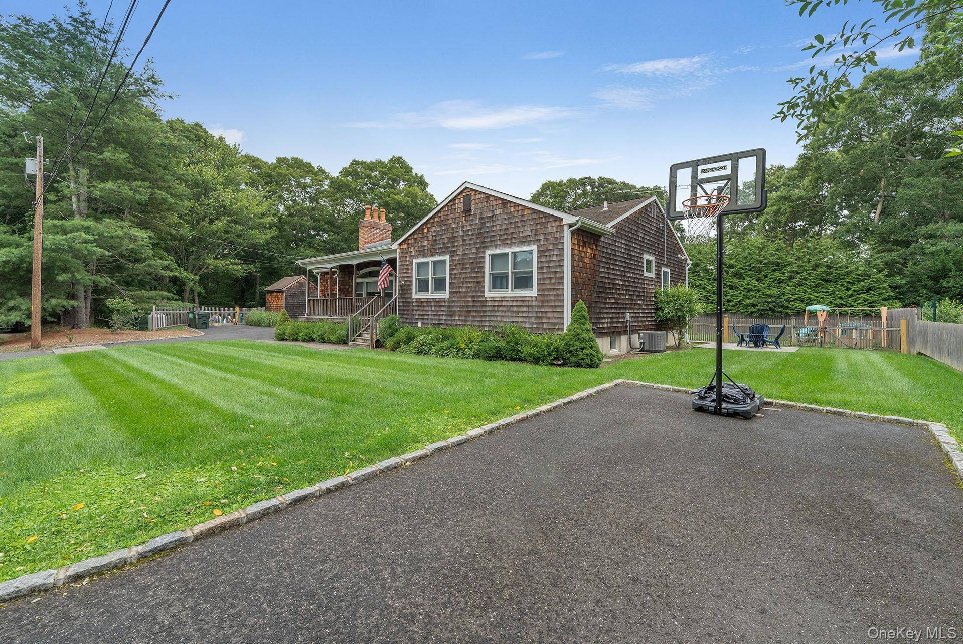 10 7th ST, East Hampton, NY 11937