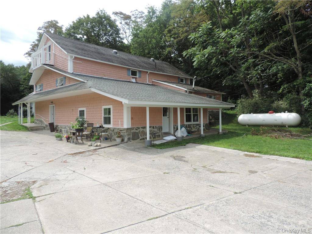 958-964 Hollow RD, Clinton Corners, NY 12514