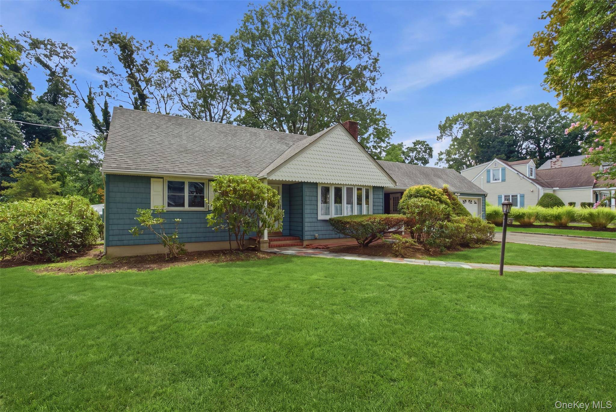 155 Hoover PL, Centerport, NY 11721