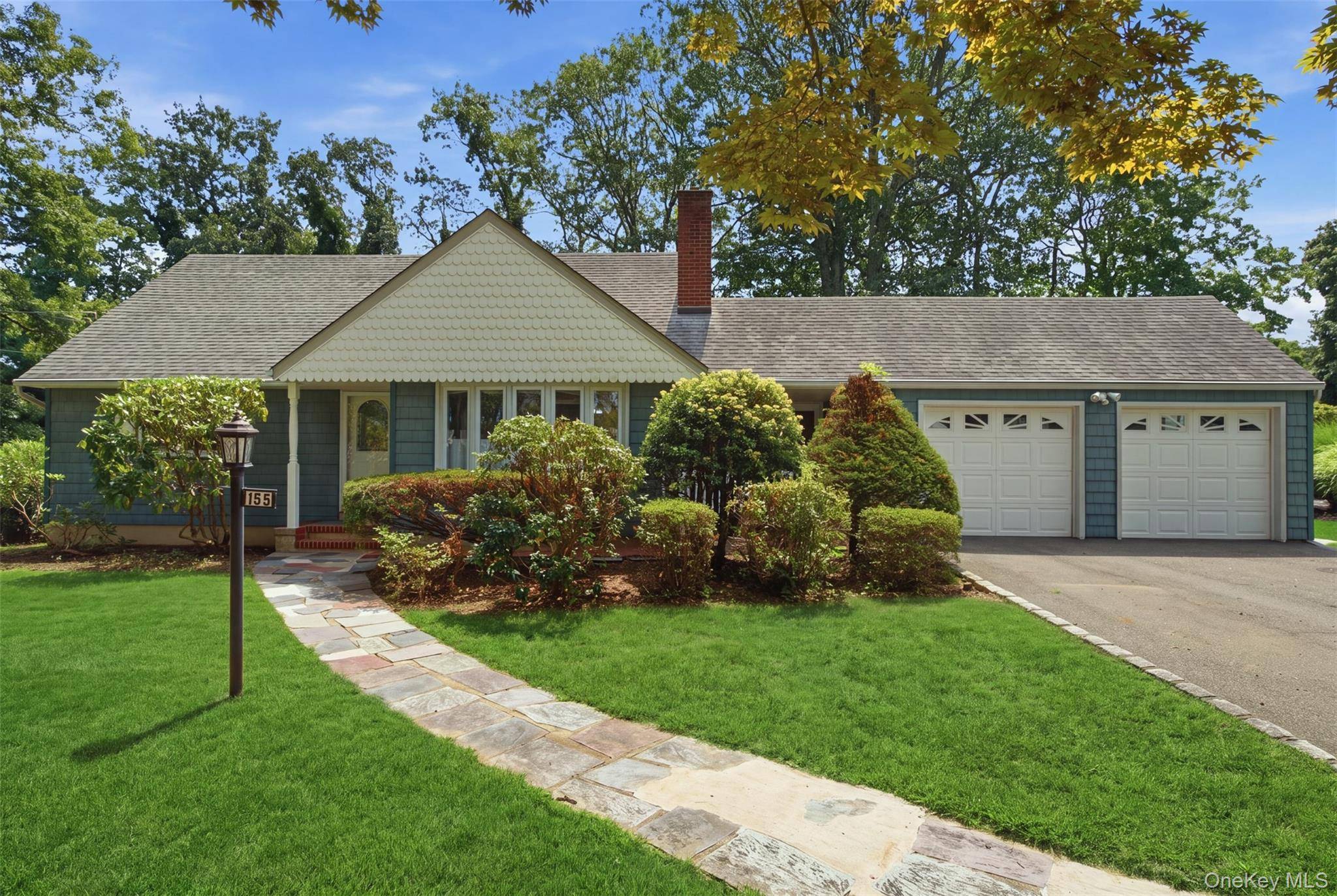 155 Hoover PL, Centerport, NY 11721