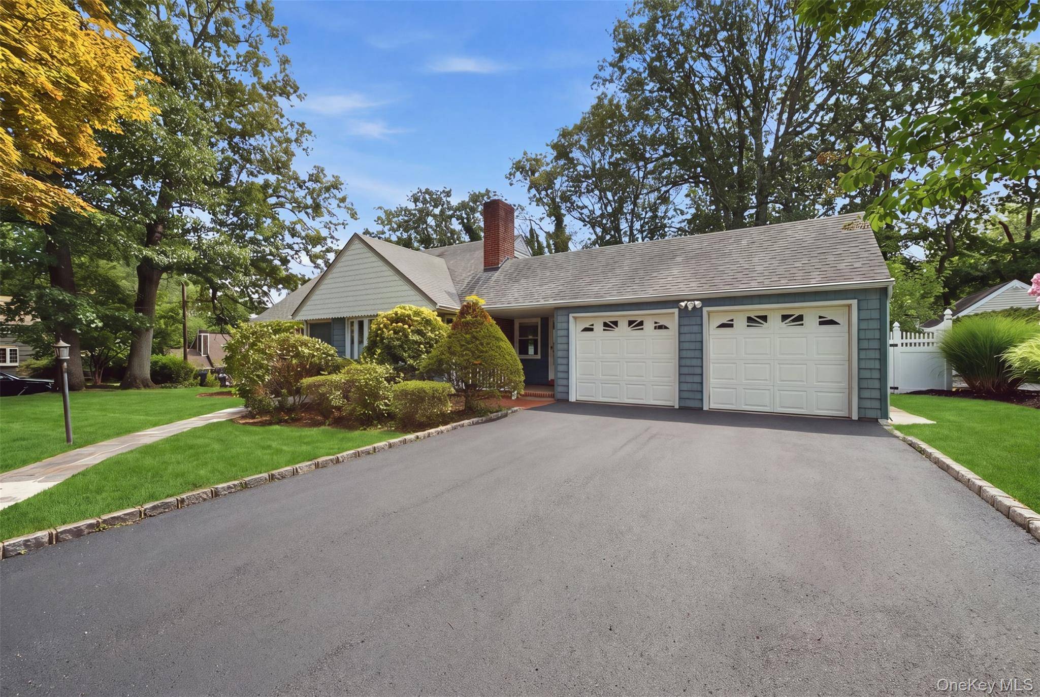 155 Hoover PL, Centerport, NY 11721