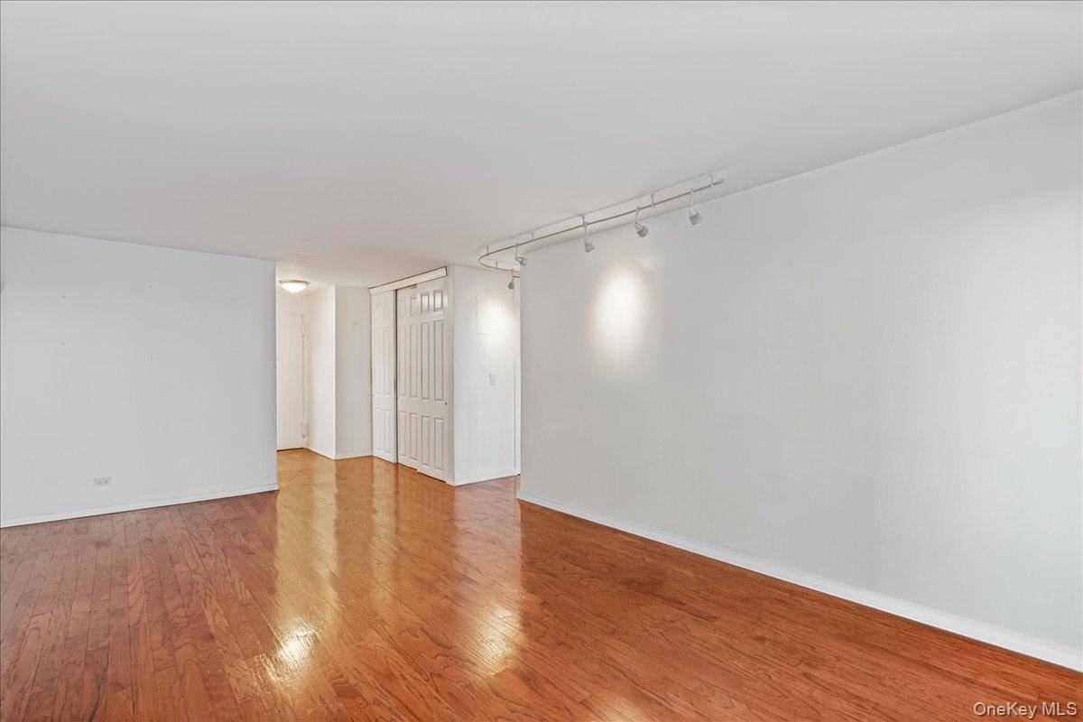 17-85 215 ST #5L, Bayside, NY 11360