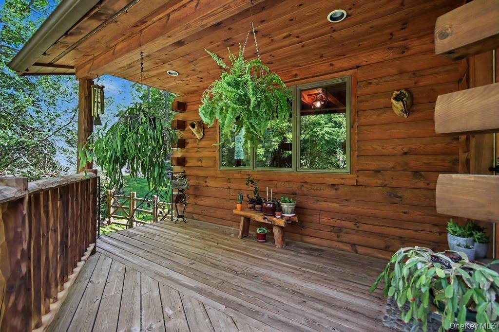 33 Cimarron RD, Putnam Valley, NY 10579