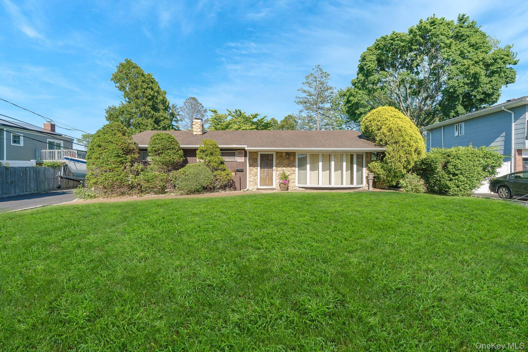10 Rye PL, Commack, NY 11725