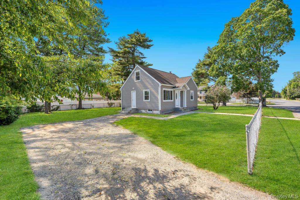 1828 Stein DR, Bay Shore, NY 11706