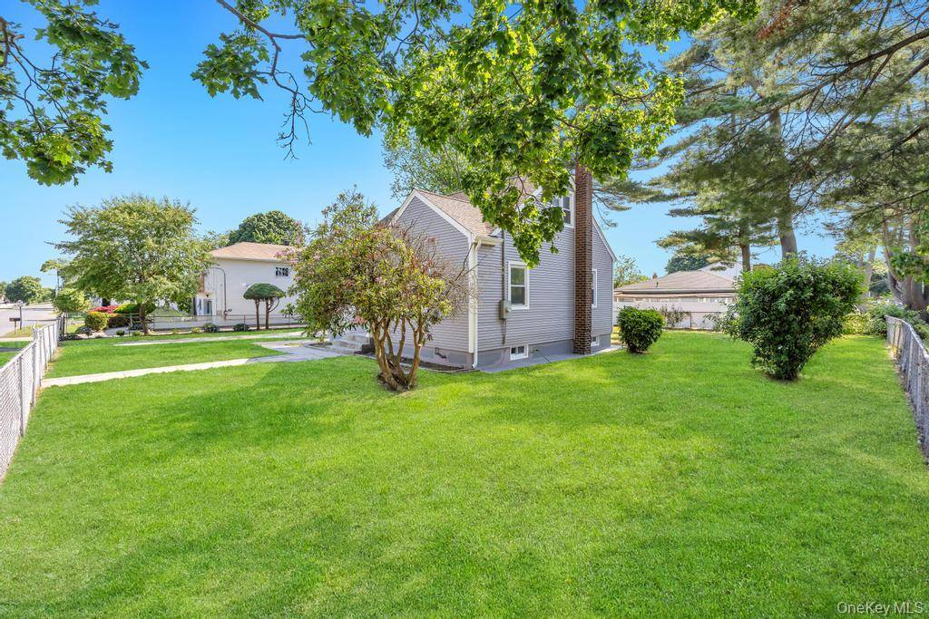 1828 Stein DR, Bay Shore, NY 11706