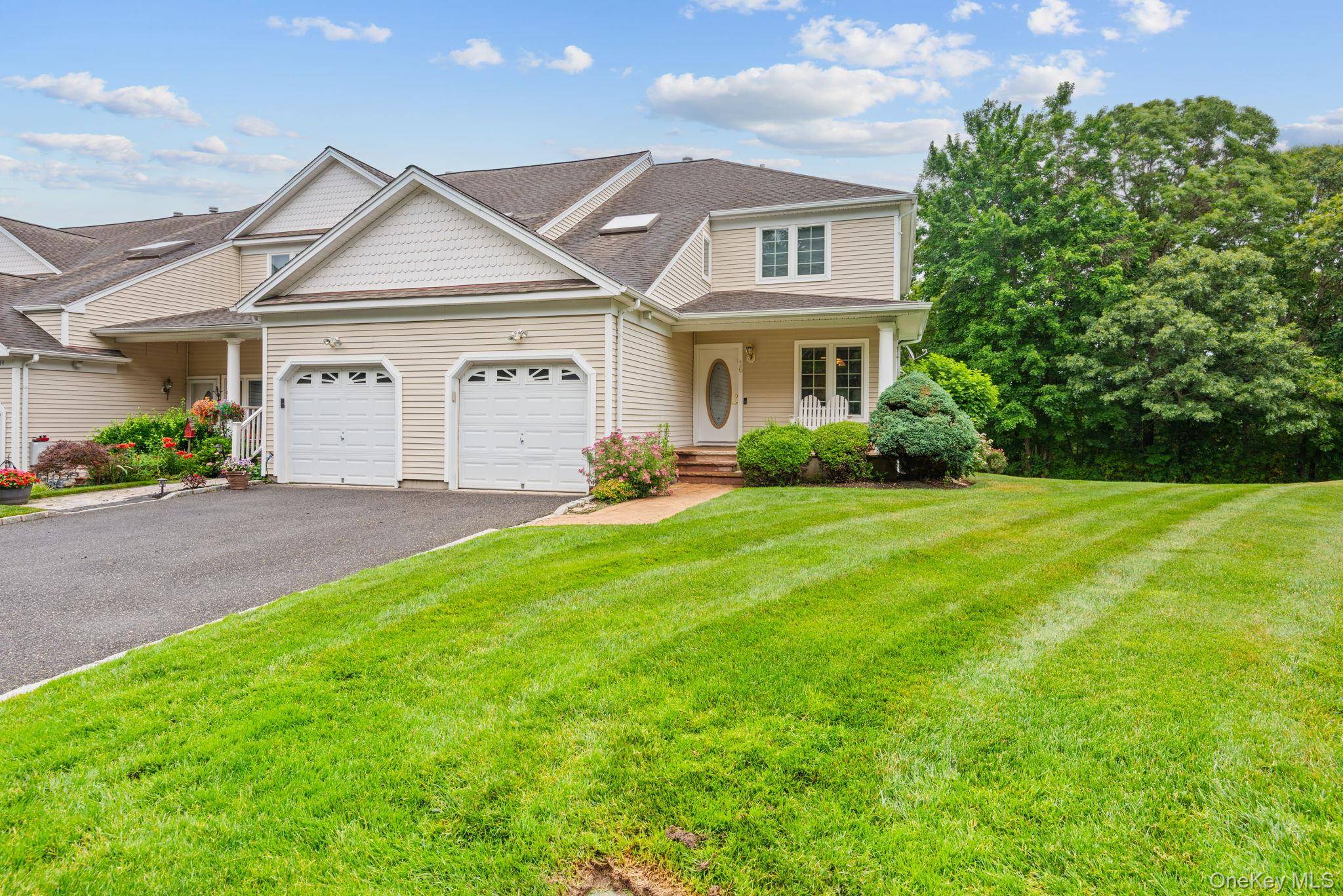 16 Lindbergh CIR #16, Huntington, NY 11743