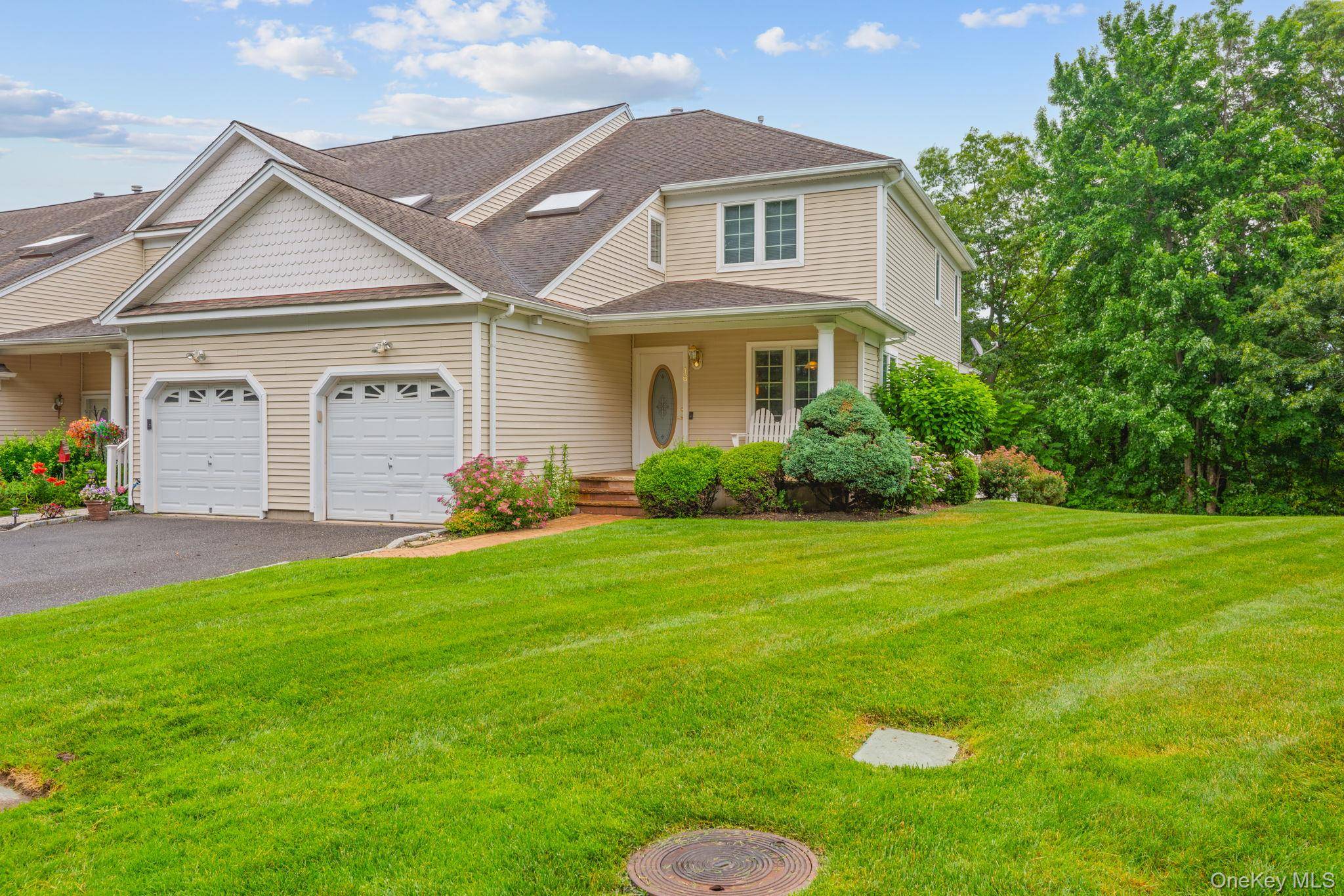 16 Lindbergh CIR #16, Huntington, NY 11743