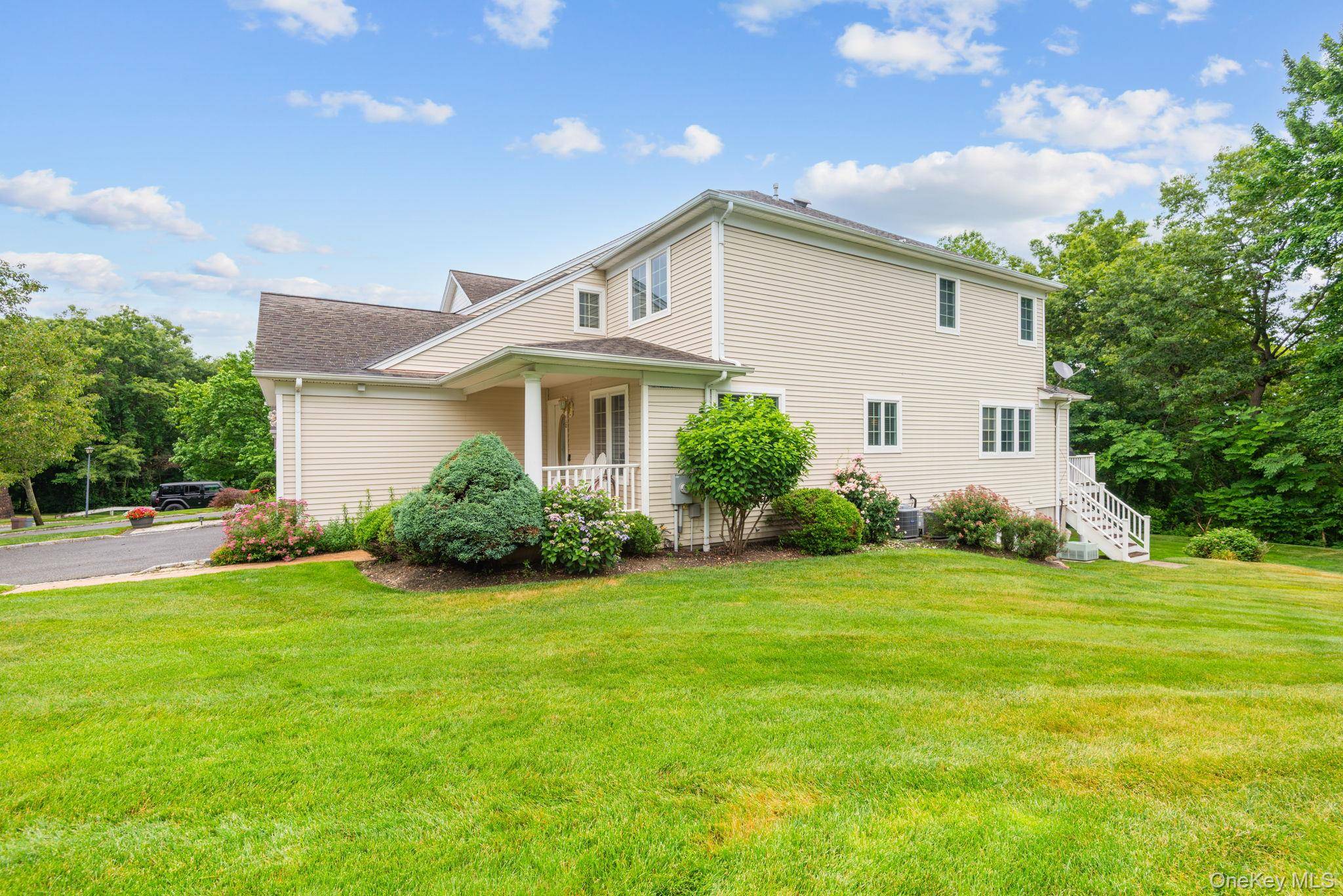 16 Lindbergh CIR #16, Huntington, NY 11743