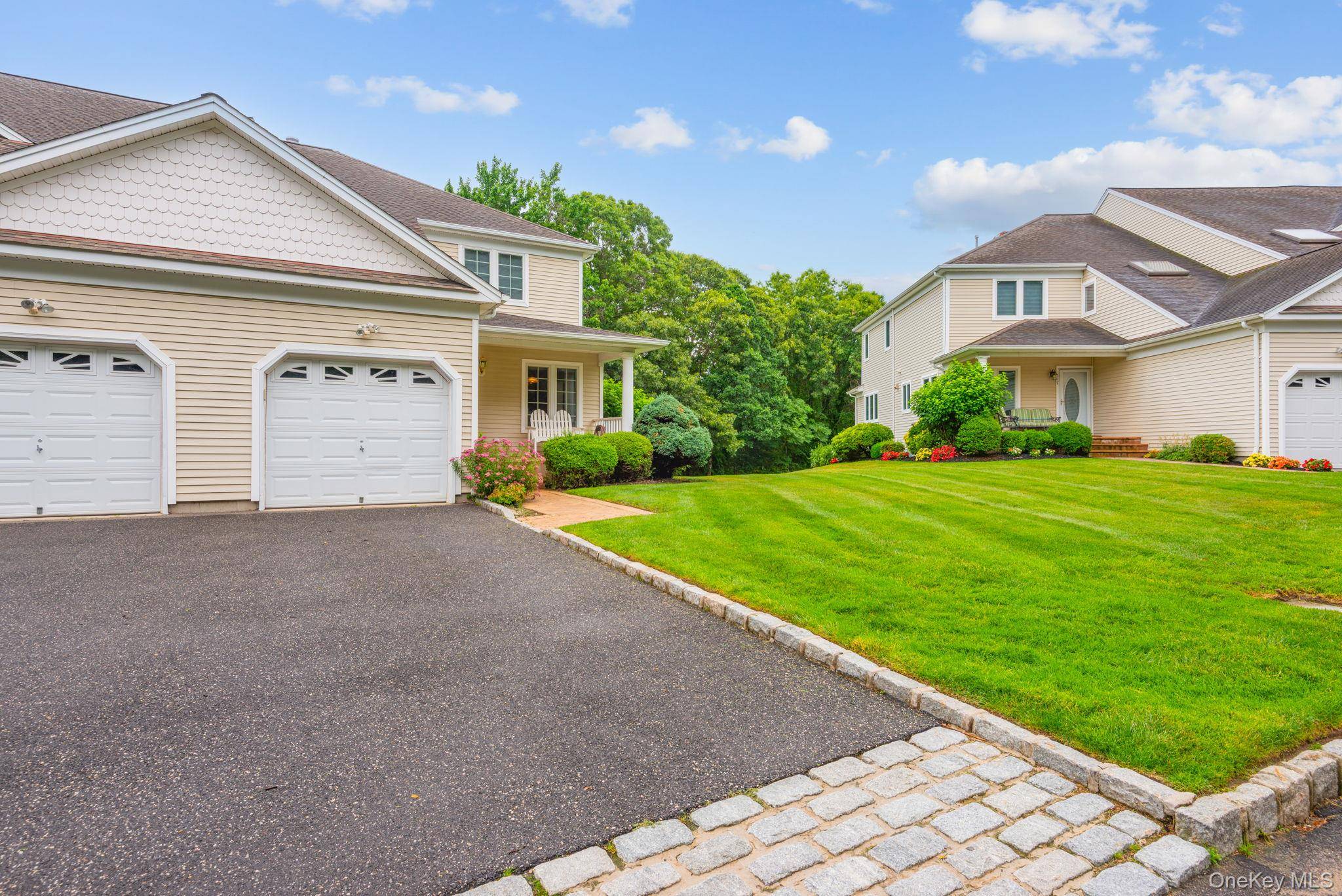16 Lindbergh CIR #16, Huntington, NY 11743
