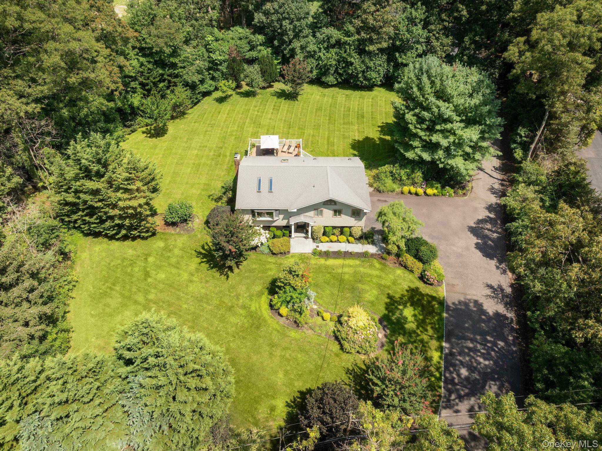 25 Brewster AVE, Northport, NY 11768