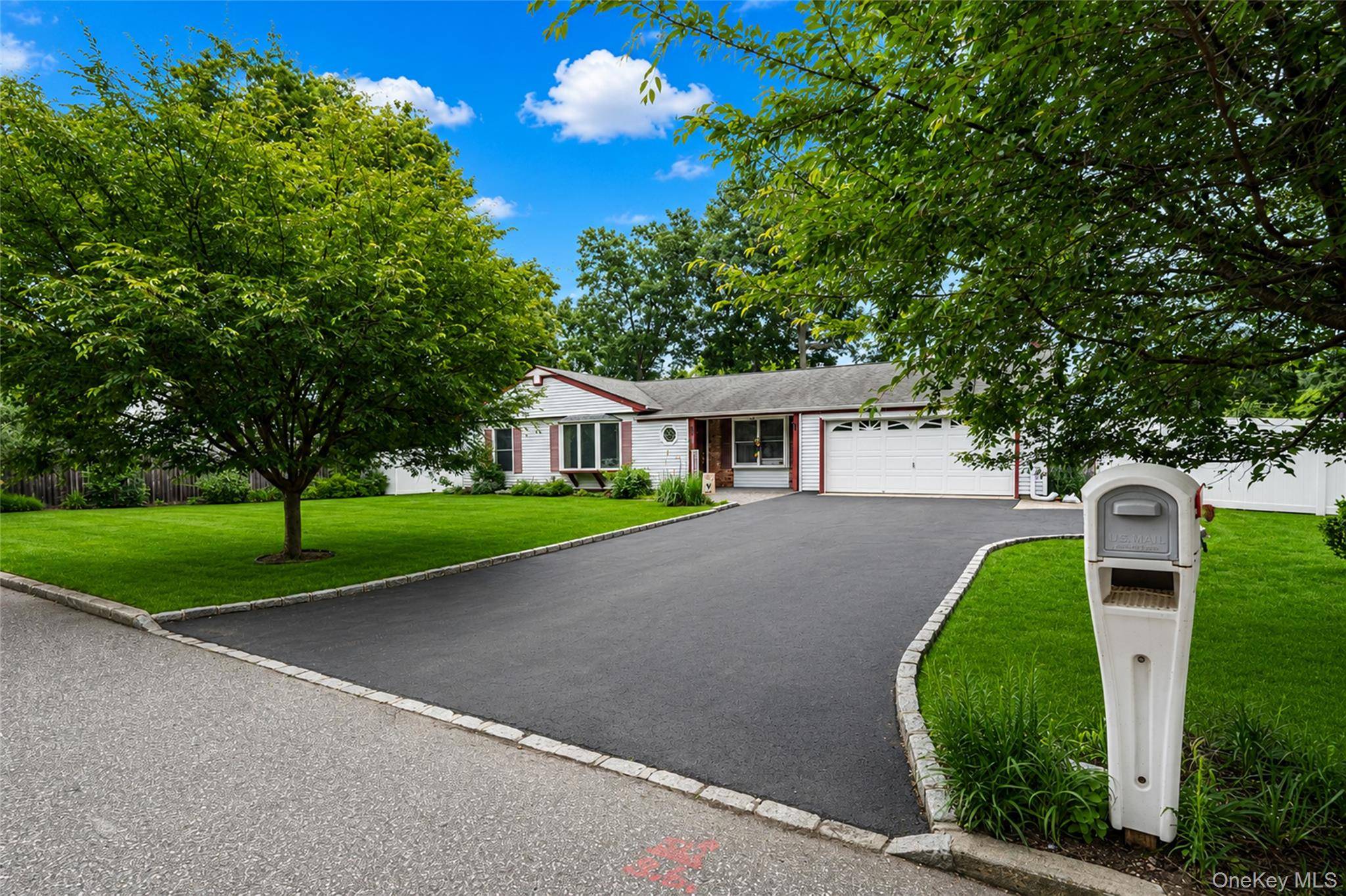 10 Saddle Hill RD, Coram, NY 11727