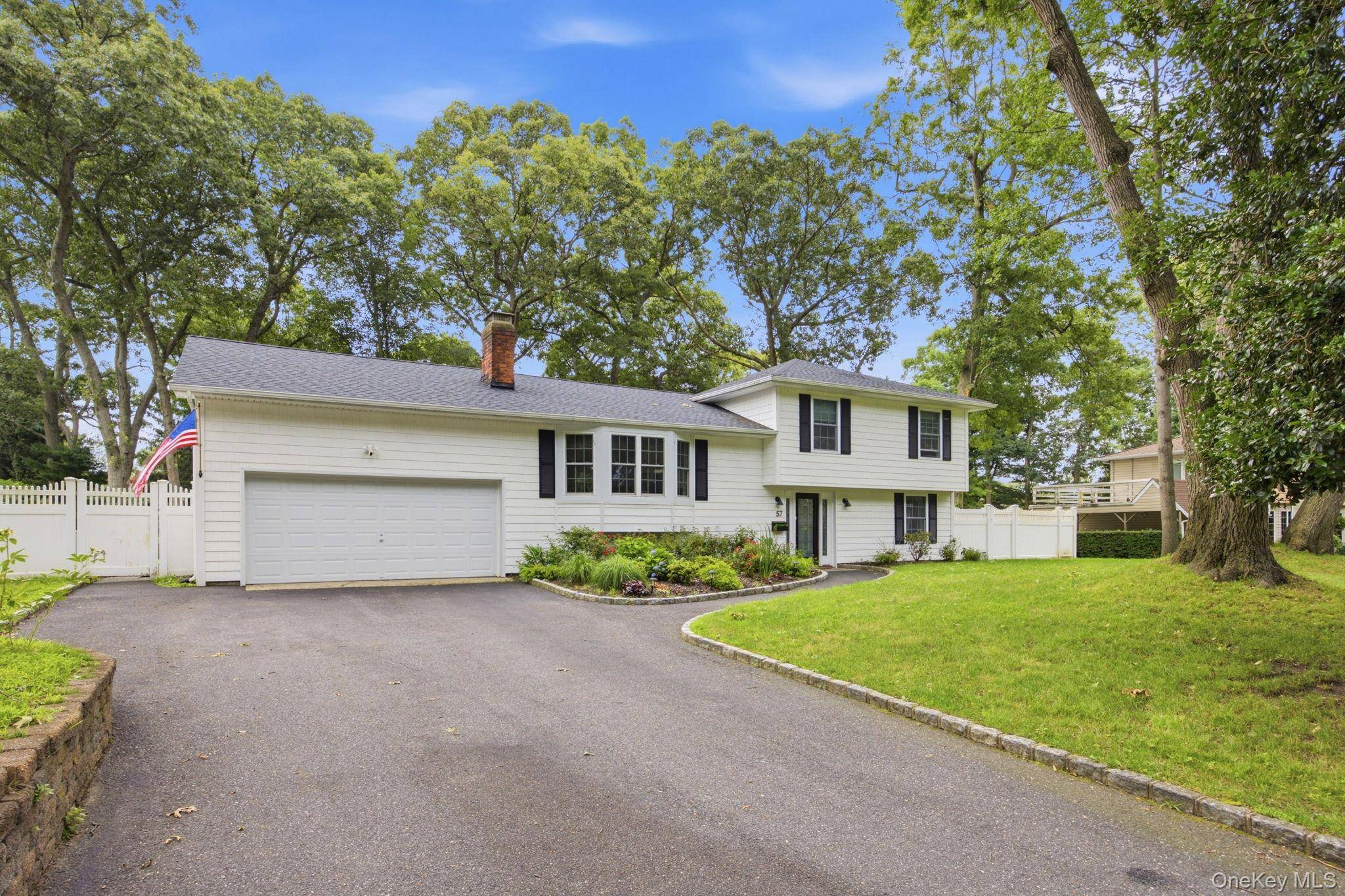 57 Brooksite DR, Smithtown, NY 11787
