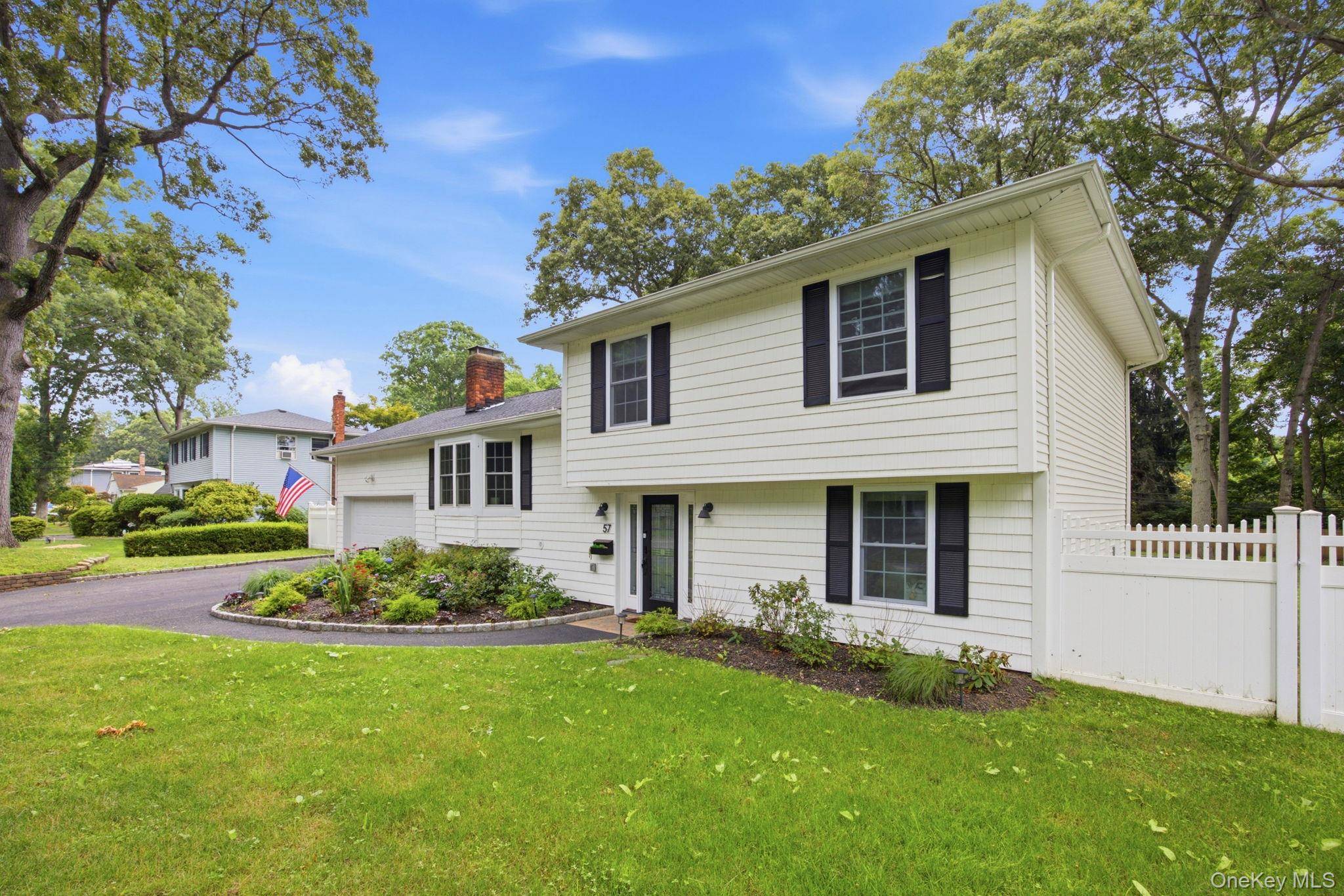 57 Brooksite DR, Smithtown, NY 11787