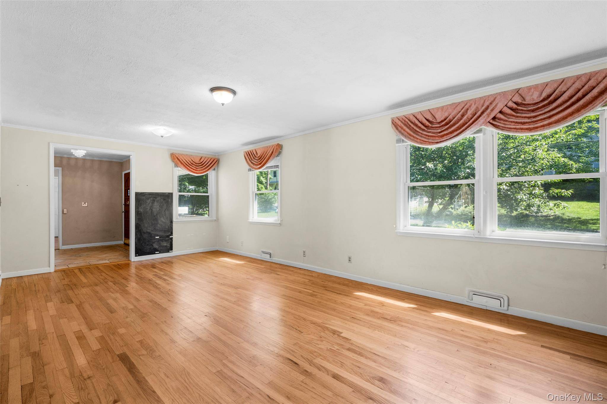 208 Woodhampton DR, White Plains, NY 10603