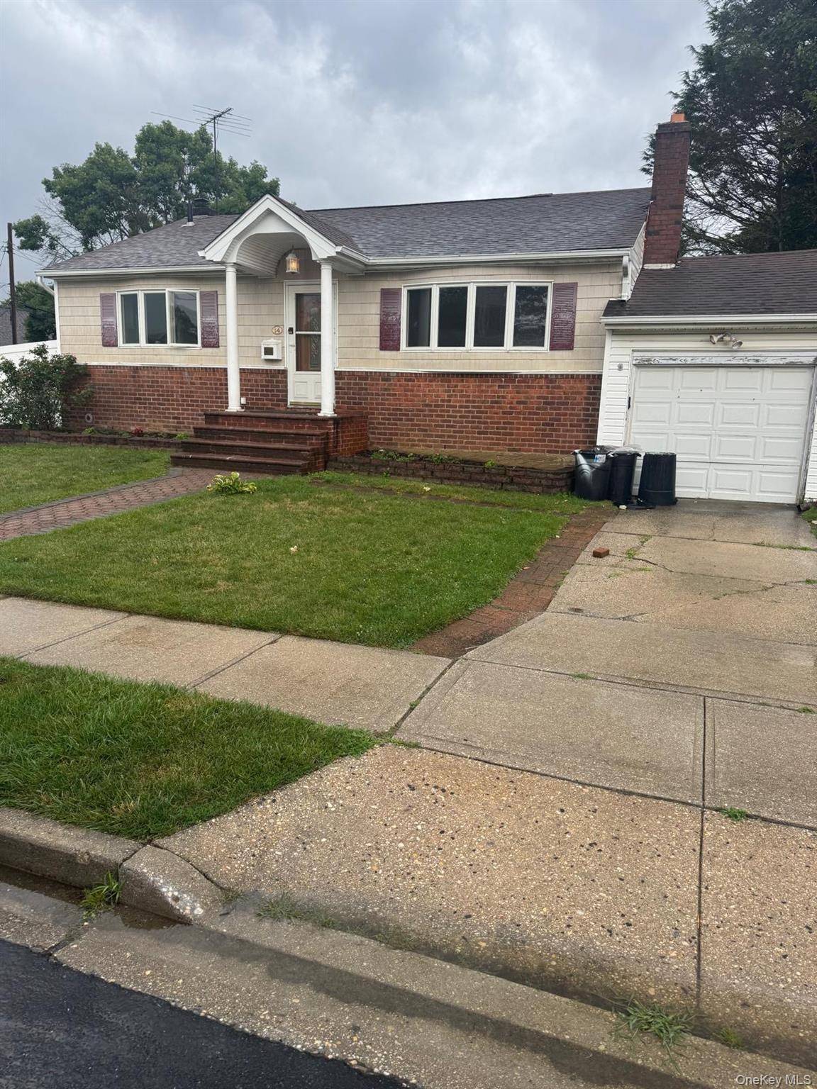 14 Larch ST, Hicksville, NY 11801