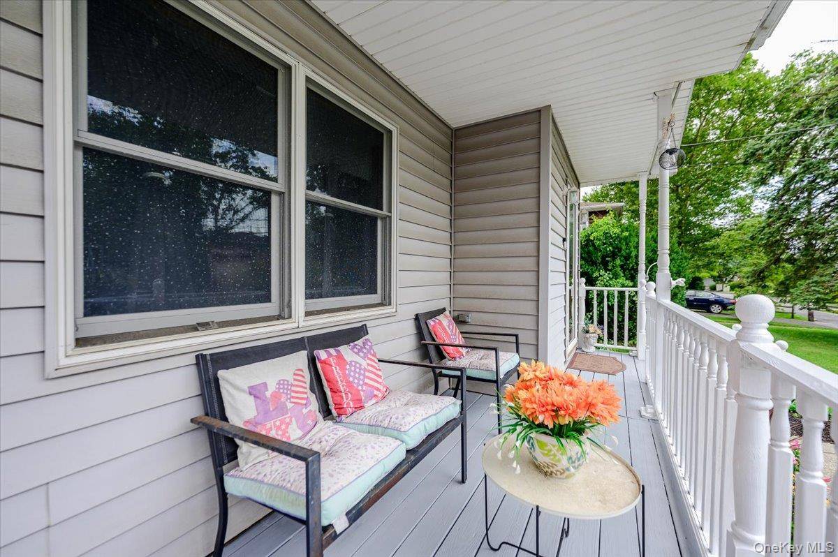 13 Meadow LN, Bayville, NY 11709