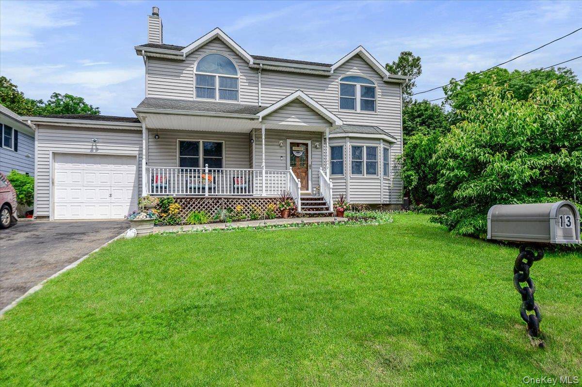 13 Meadow LN, Bayville, NY 11709