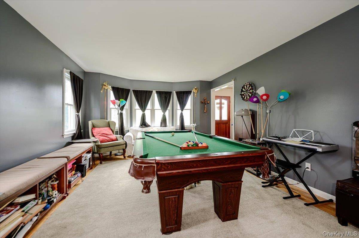 13 Meadow LN, Bayville, NY 11709
