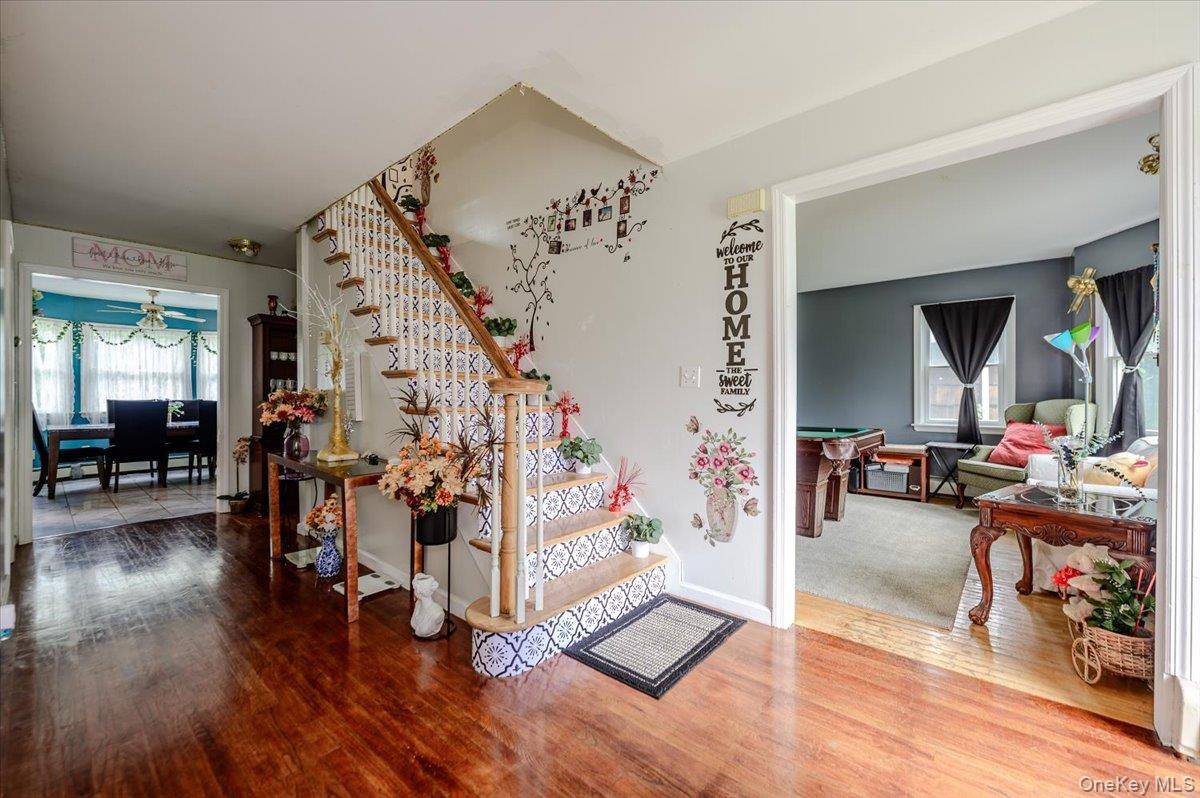13 Meadow LN, Bayville, NY 11709