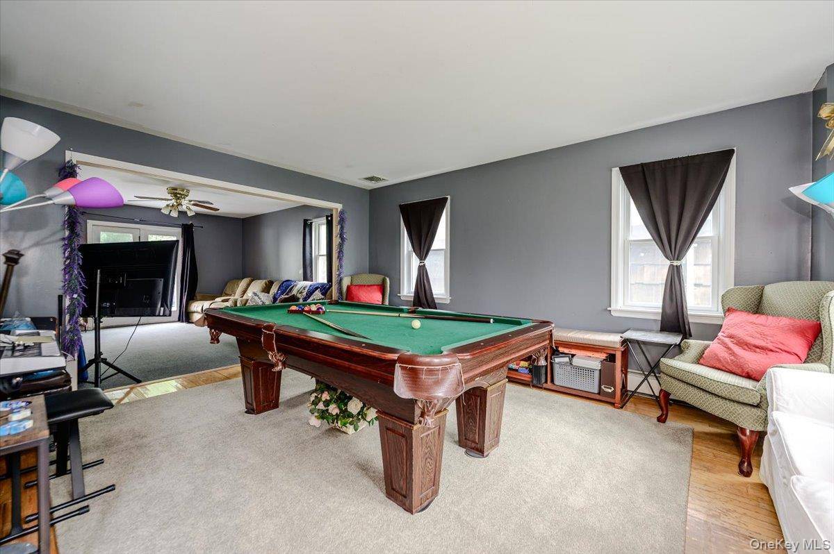 13 Meadow LN, Bayville, NY 11709