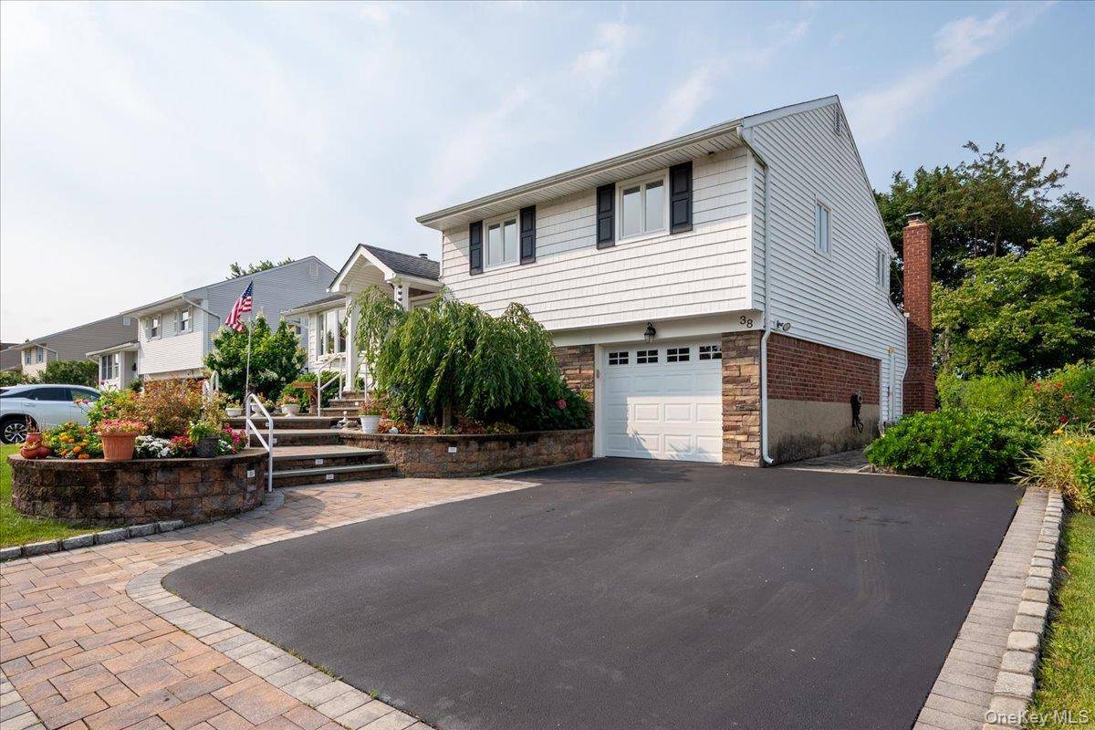 38 Colony LN, Syosset, NY 11791