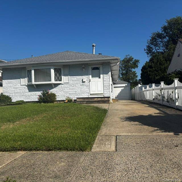 66 E Neptune AVE, Lindenhurst, NY 11757