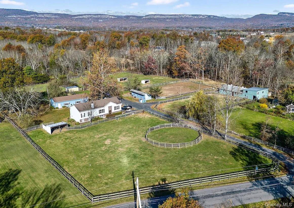 99 Dusinberre RD, Gardiner, NY 12525