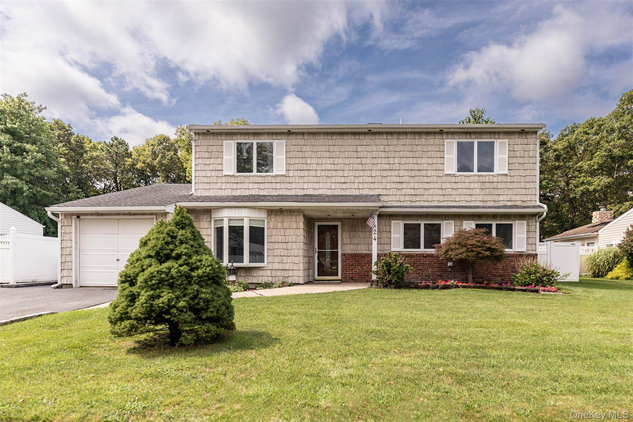 24 Gainsborough RD, Holbrook, NY 11741