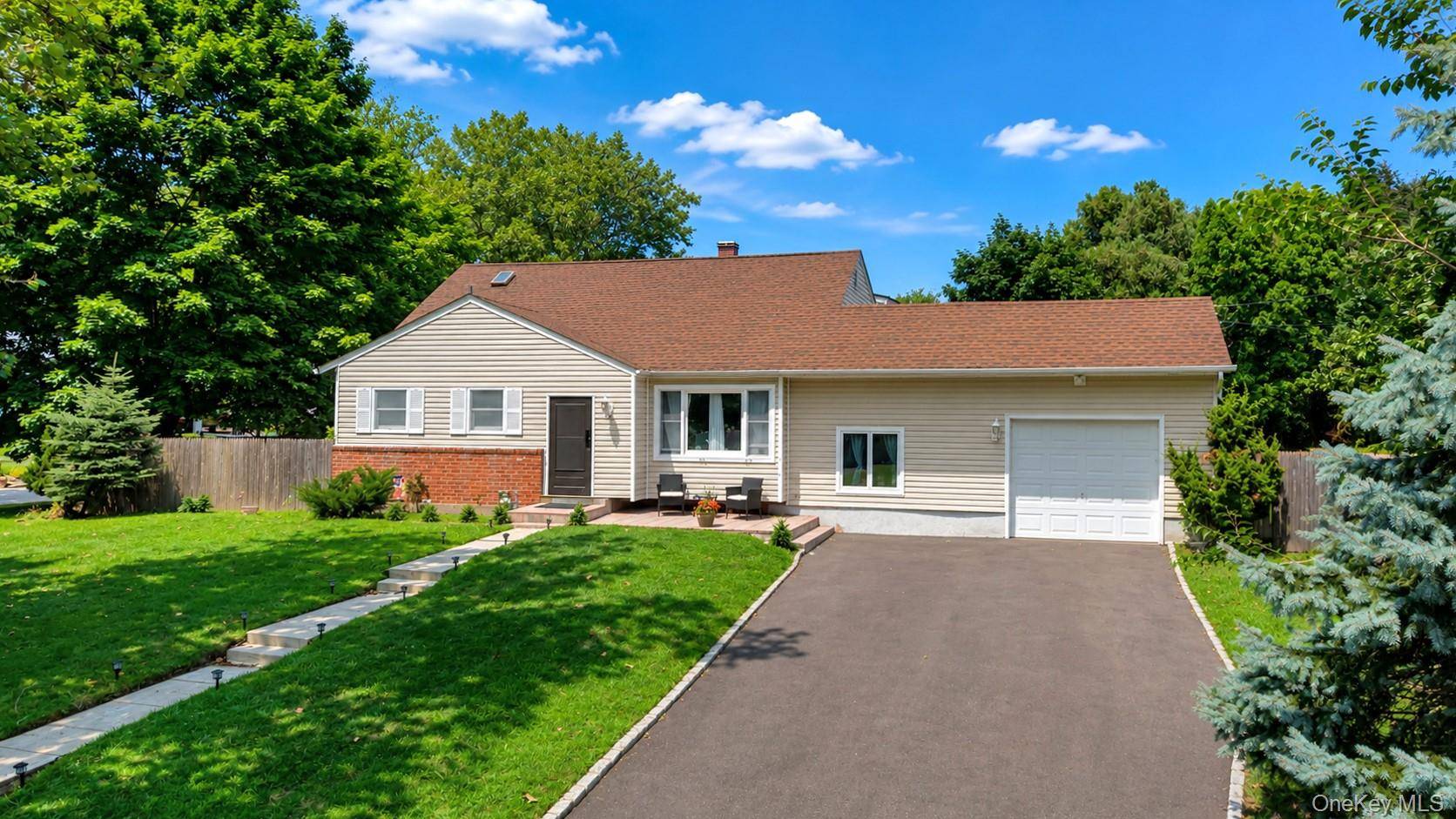 23 Riviera DR, Smithtown, NY 11787