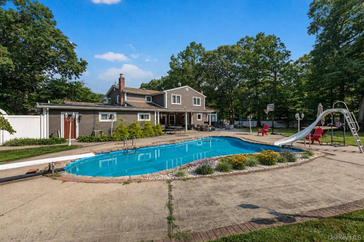 1 Whispering CT, Dix Hills, NY 11746