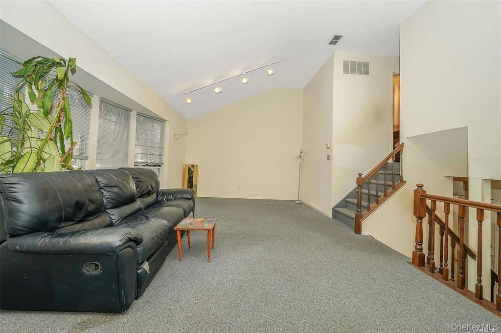 37 Santa Barbara, Plainview, NY 11803