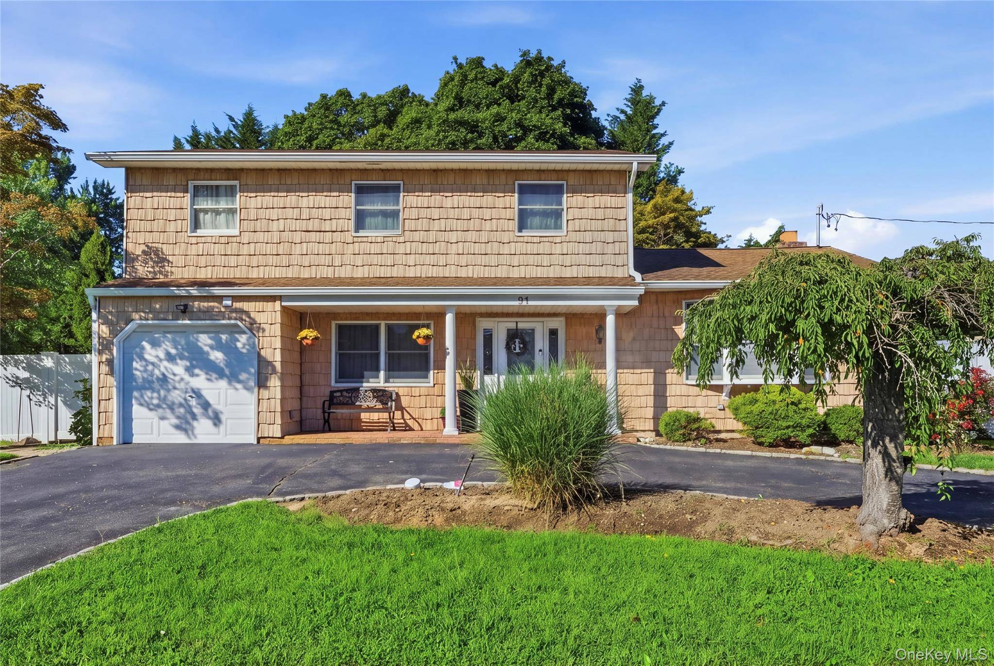21 Milleridge DR, Deer Park, NY 11729