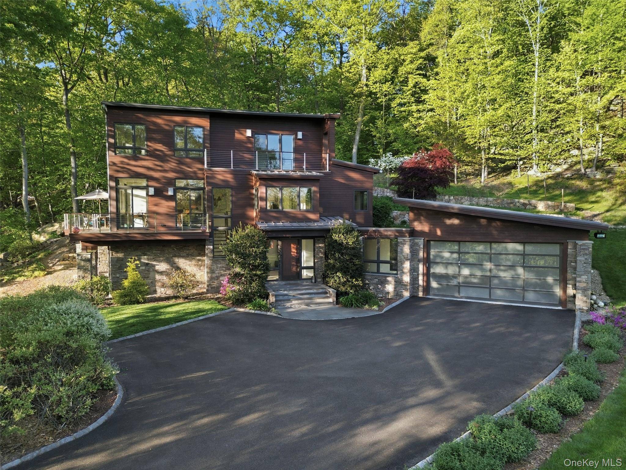 2 Lakeridge DR, Armonk, NY 10504