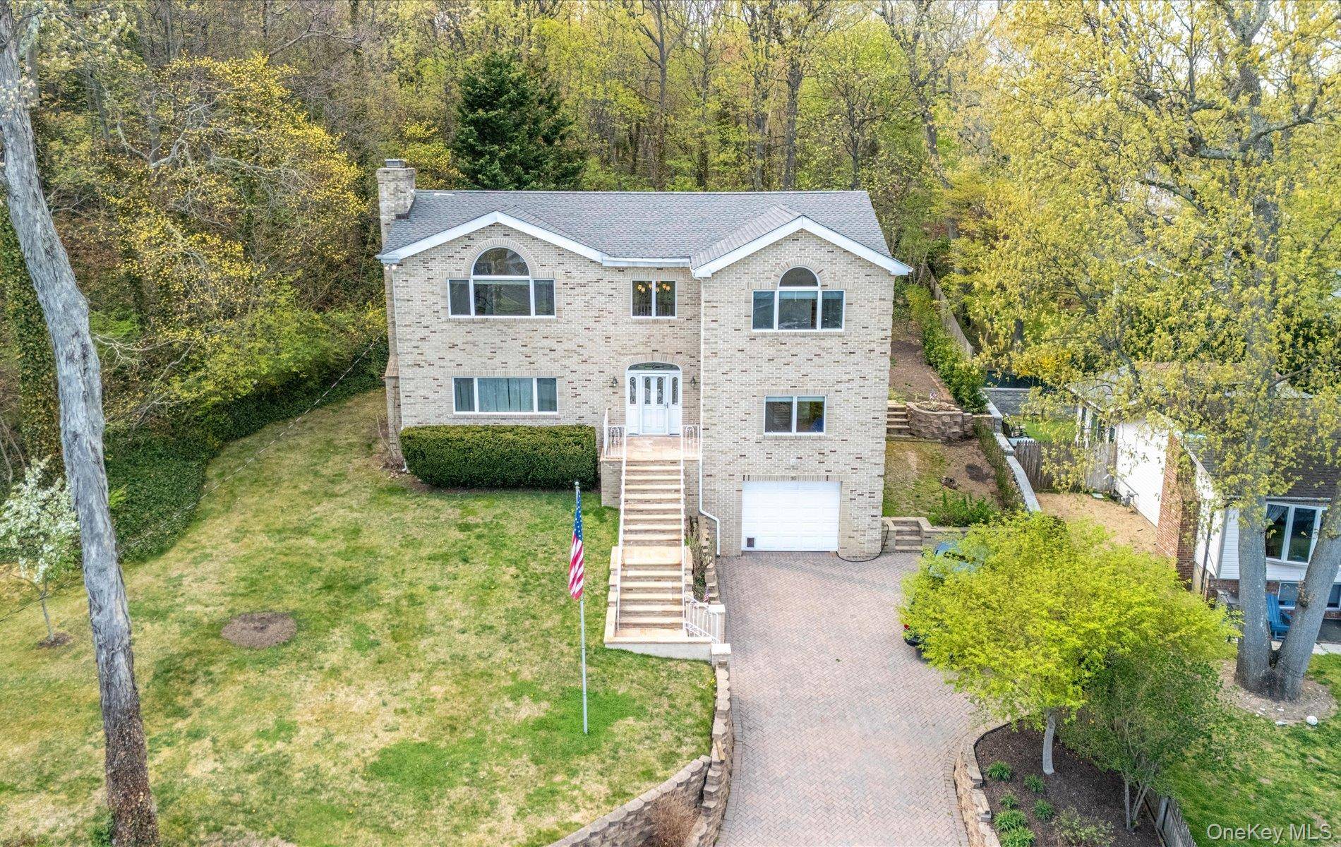 16 E Slope RD, Bayville, NY 11709