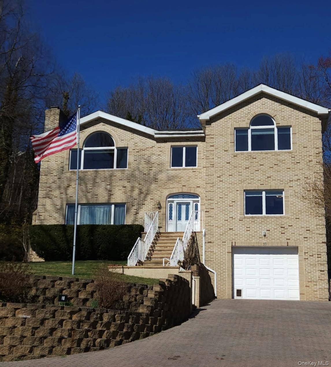 16 E Slope RD, Bayville, NY 11709