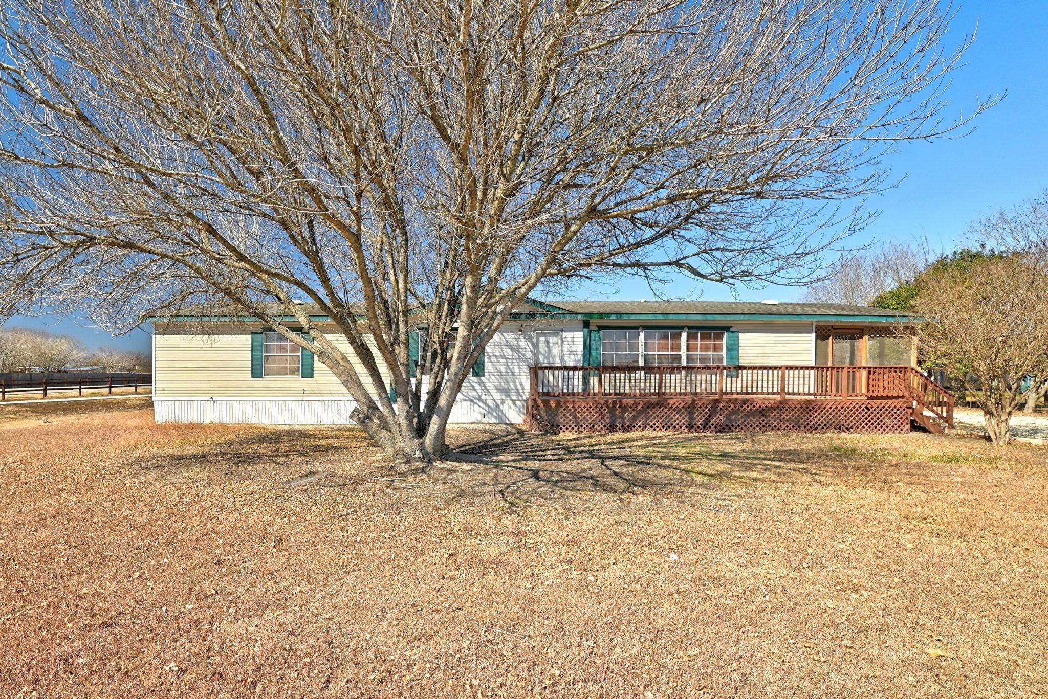 1437 Heidenreich LN, Uhland, TX 78640