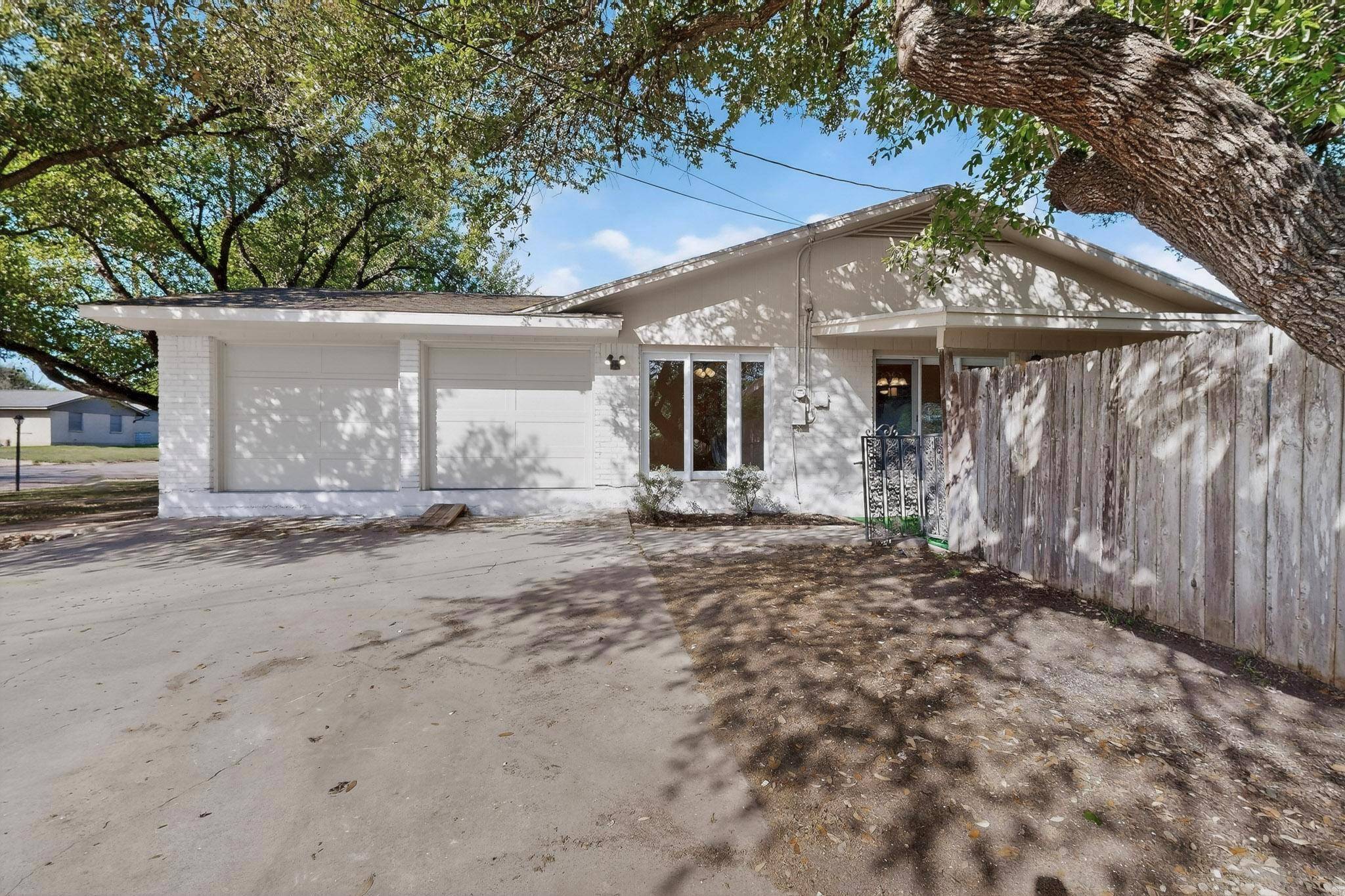 812 George ST, Taylor, TX 76574