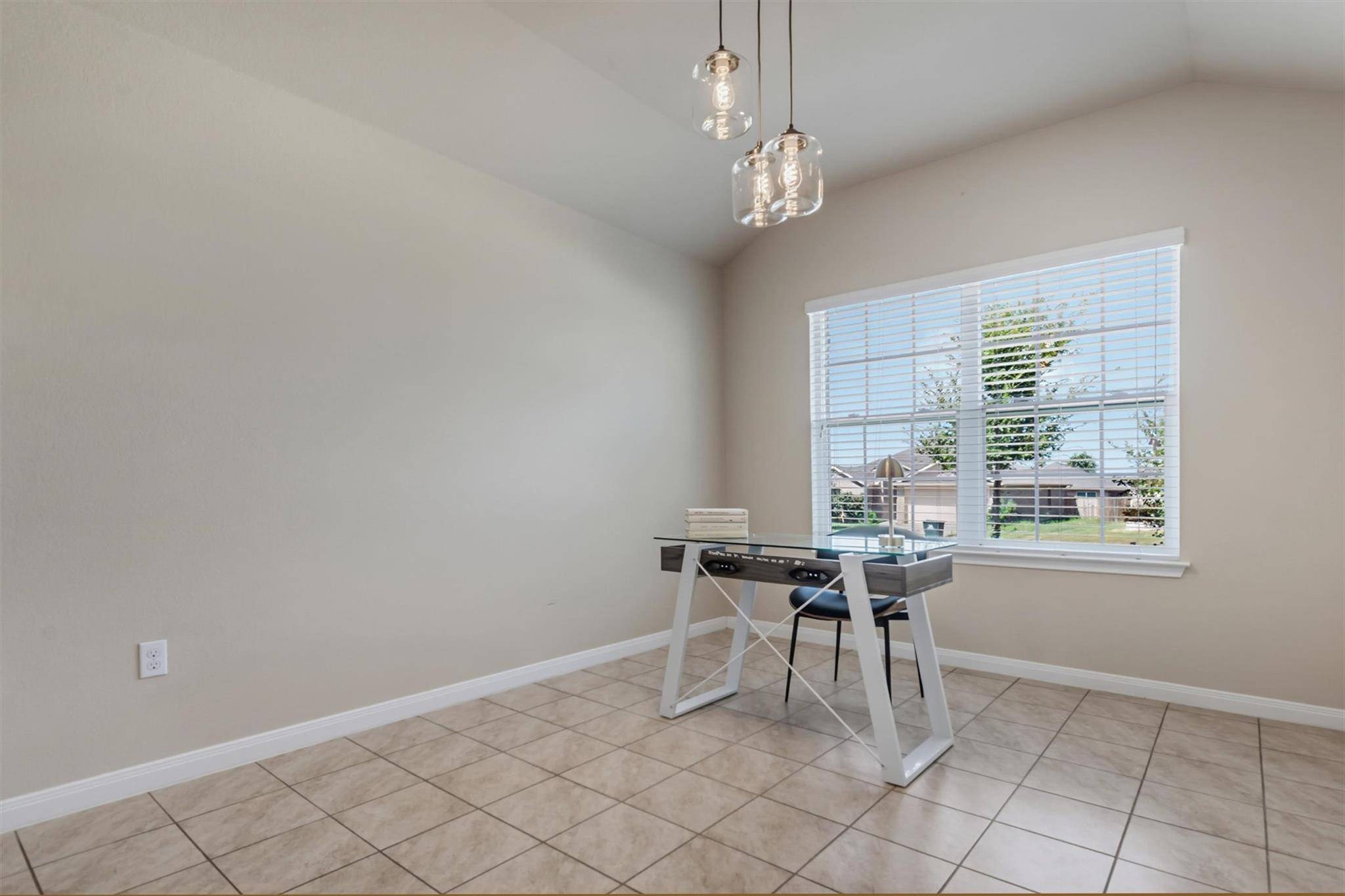 176 Dusky Thrush DR, Kyle, TX 78640