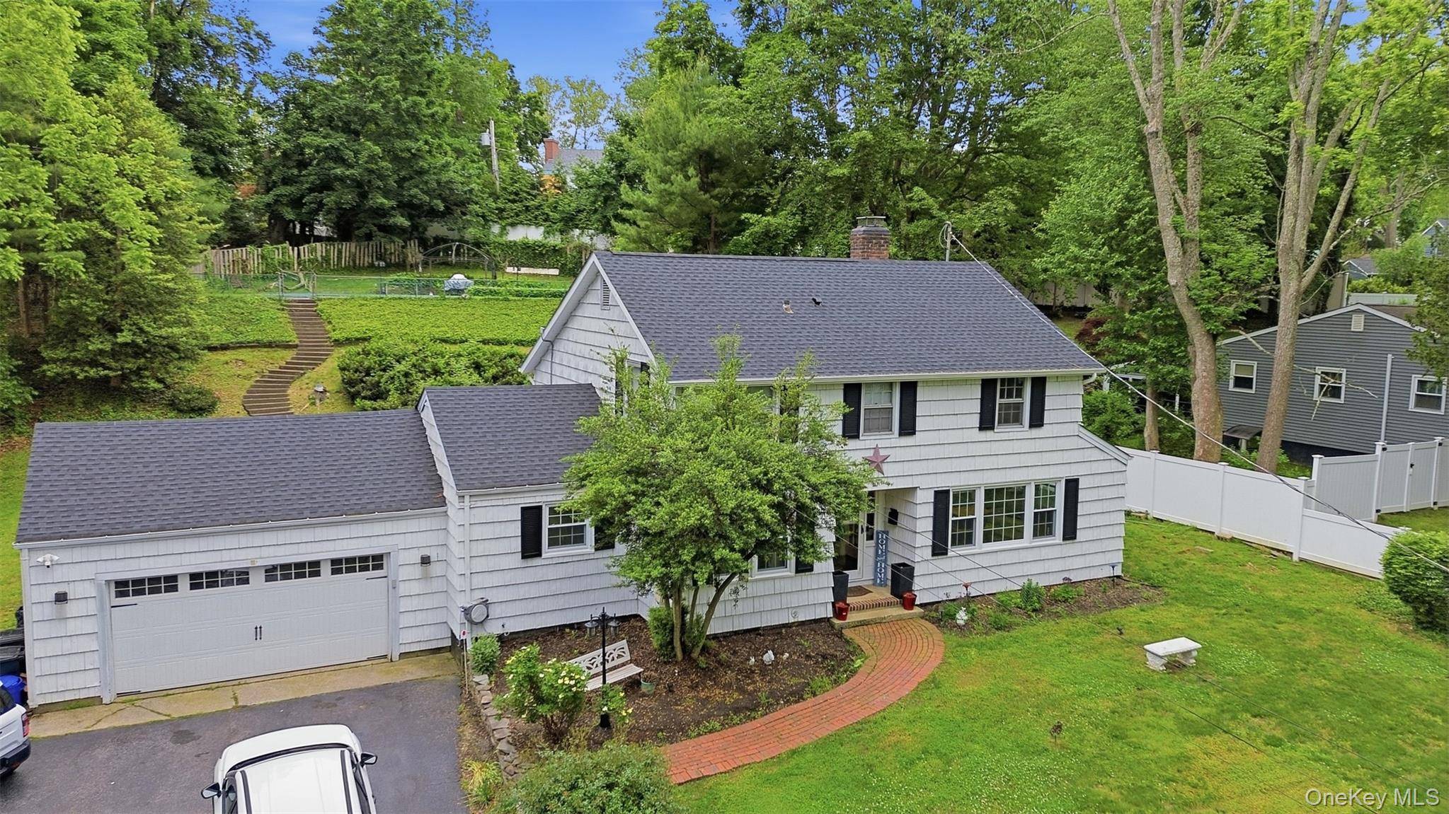 10 Tanyard LN, Huntington, NY 11743