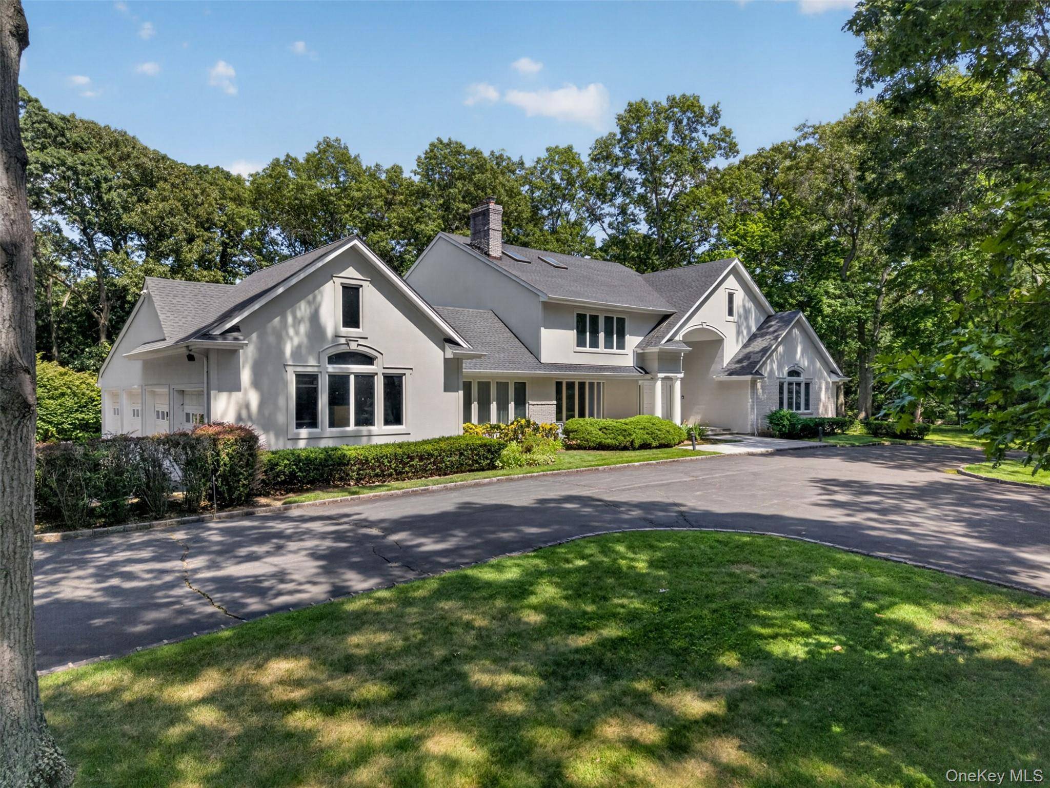 8 Victorian LN, Brookville, NY 11545