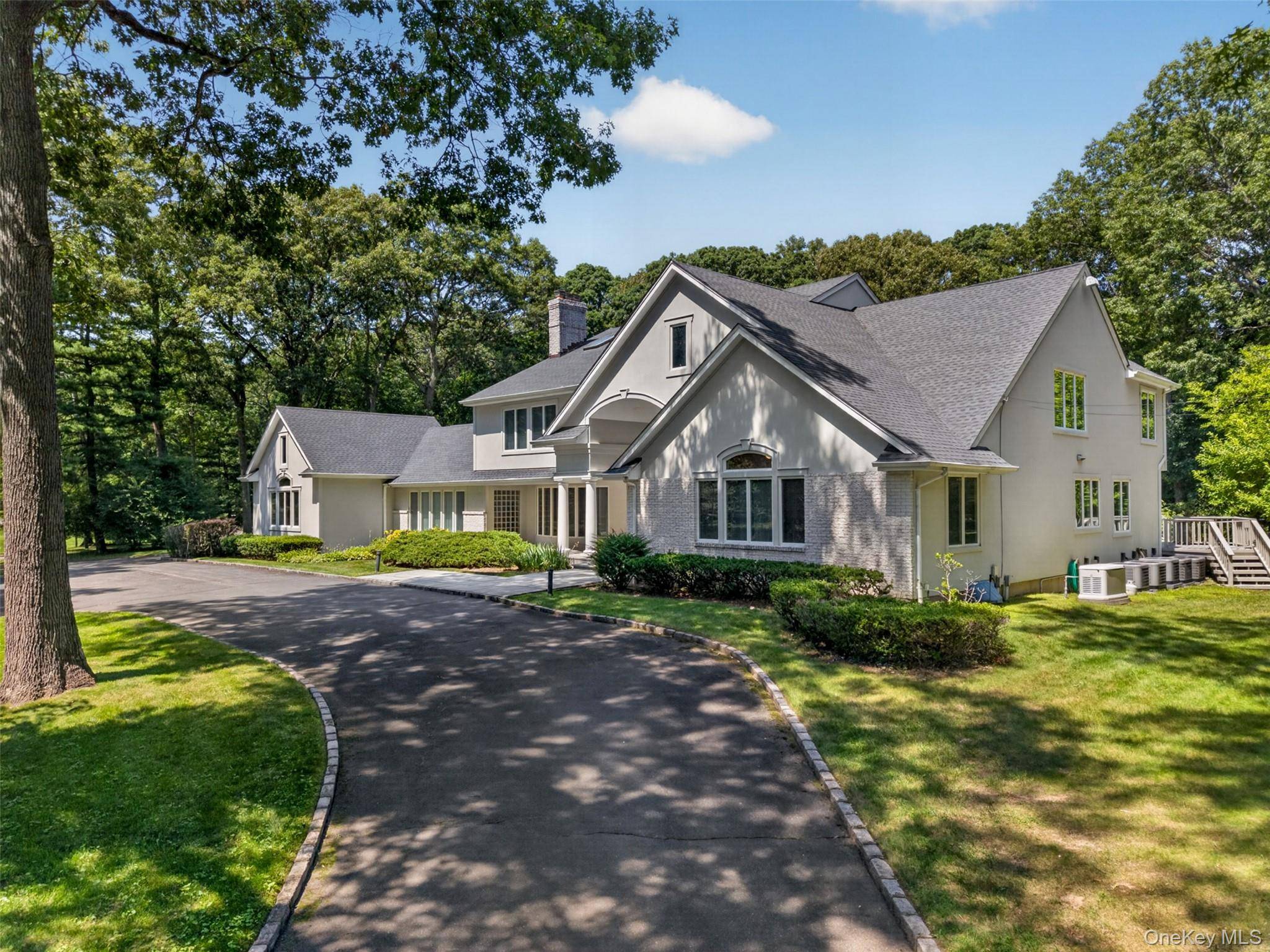 8 Victorian LN, Brookville, NY 11545