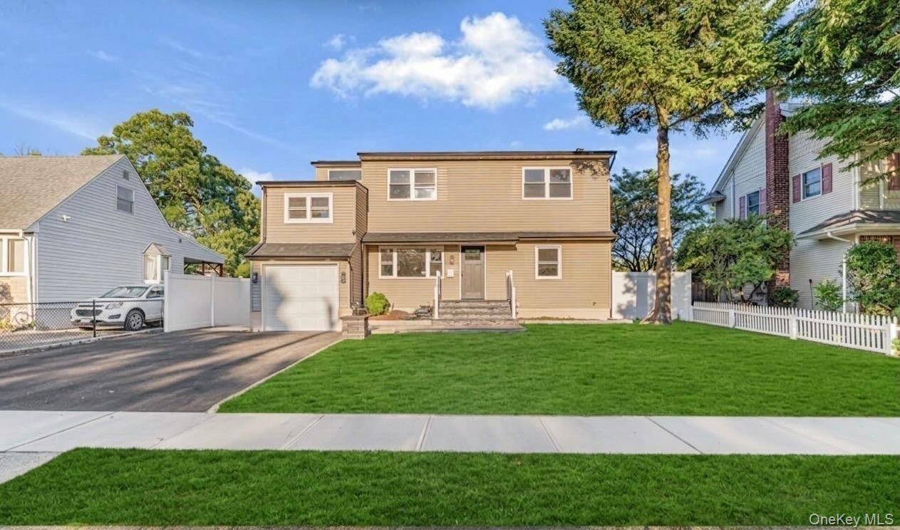 737 Flowerdale DR, Seaford, NY 11783