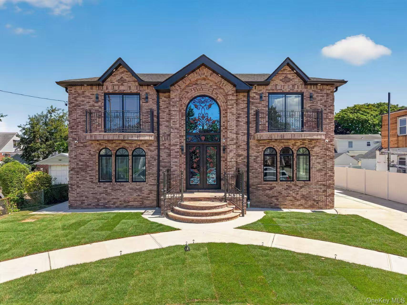 946 Cherry LN, Garden City Park, NY 11001