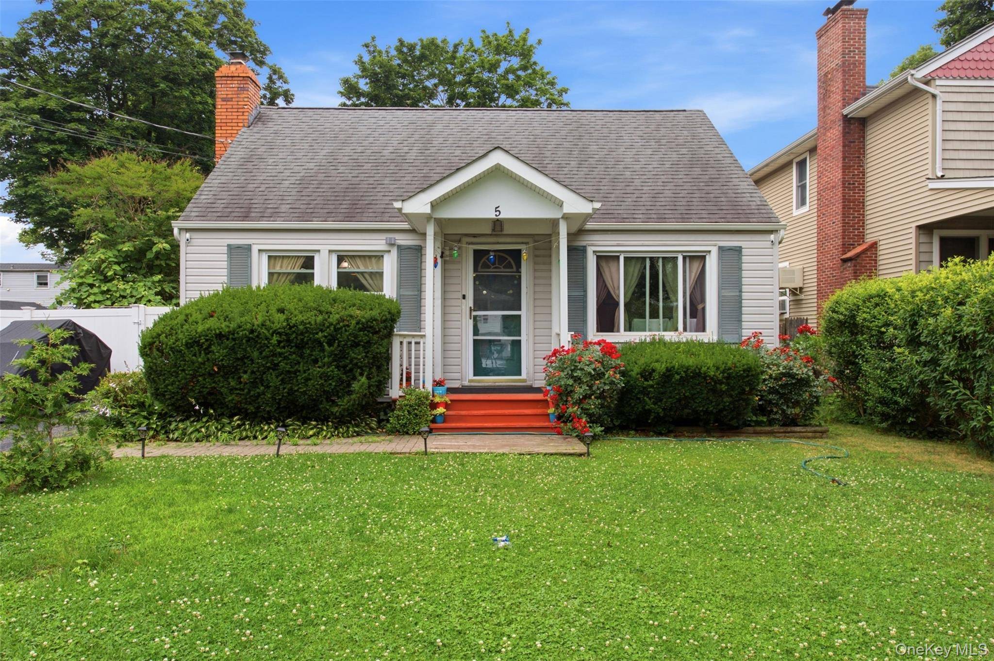 5 Putnam PL, Huntington Station, NY 11746