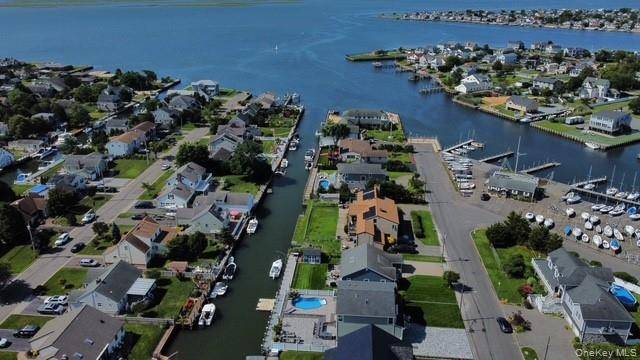 30 Berger AVE, Amityville, NY 11701