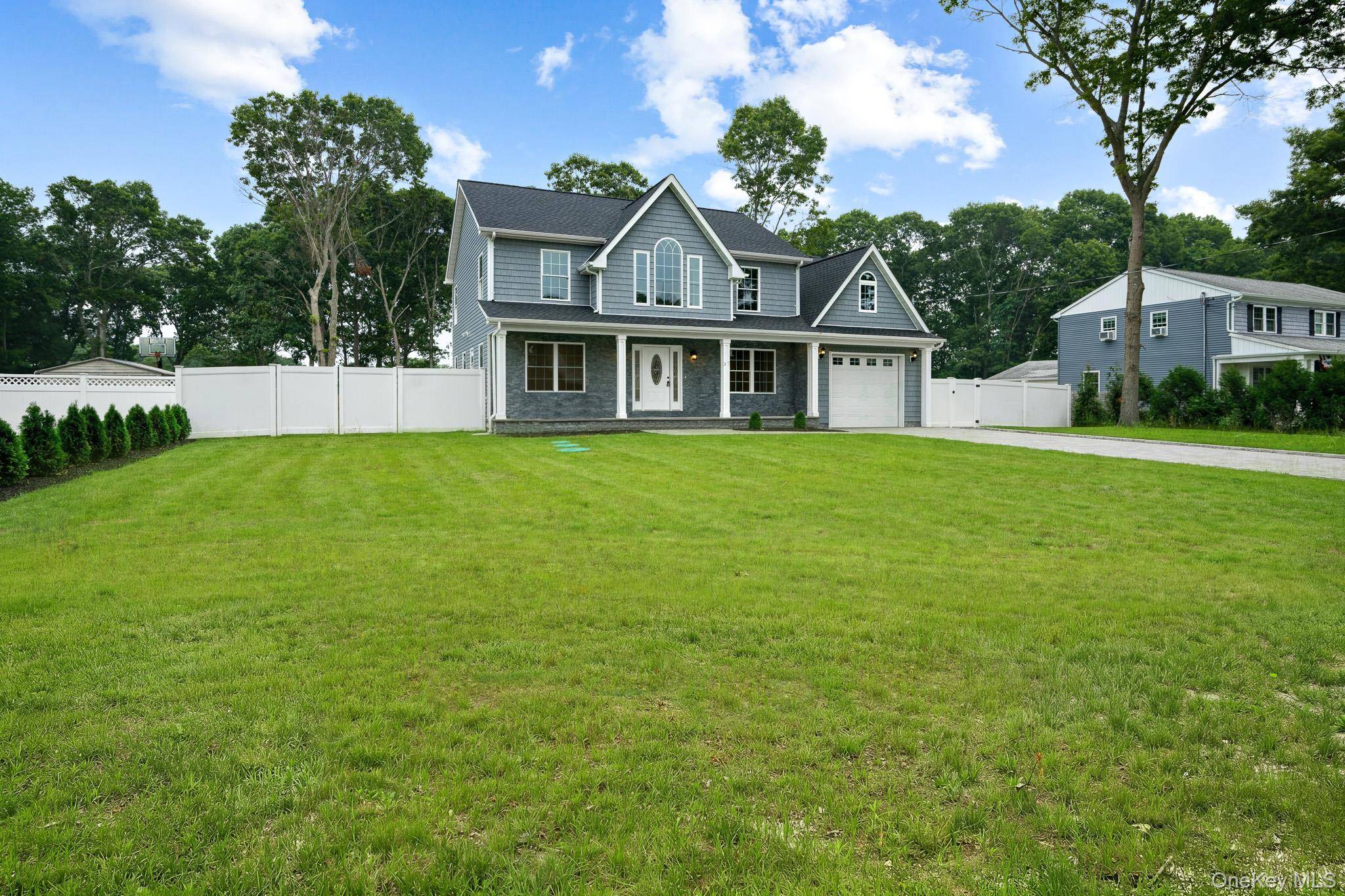 37 Pentmoor DR, Mastic, NY 11950