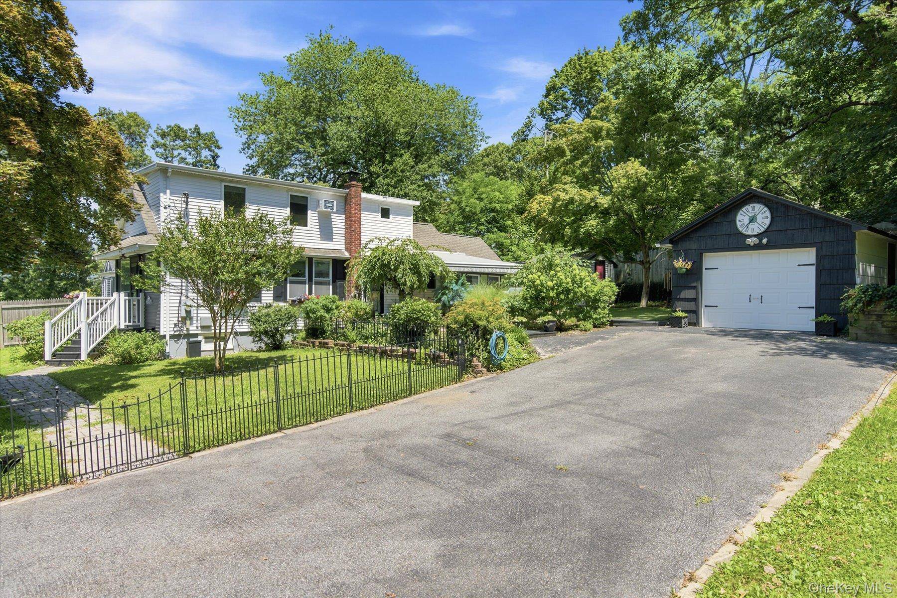 88 Cherry RD, Rocky Point, NY 11778