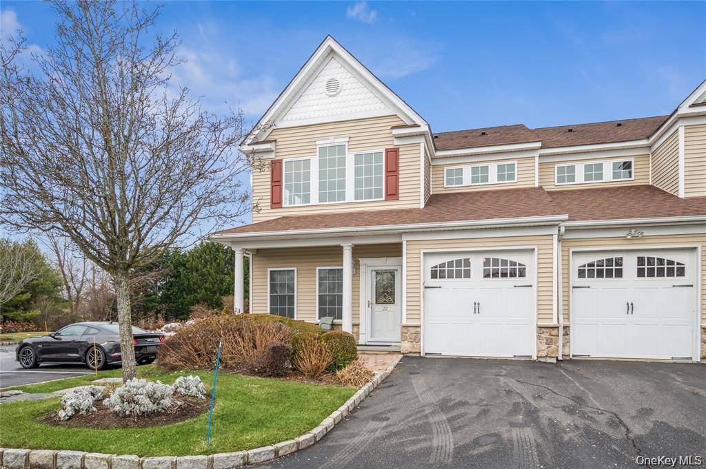 22 Meadow CT, Oakdale, NY 11769